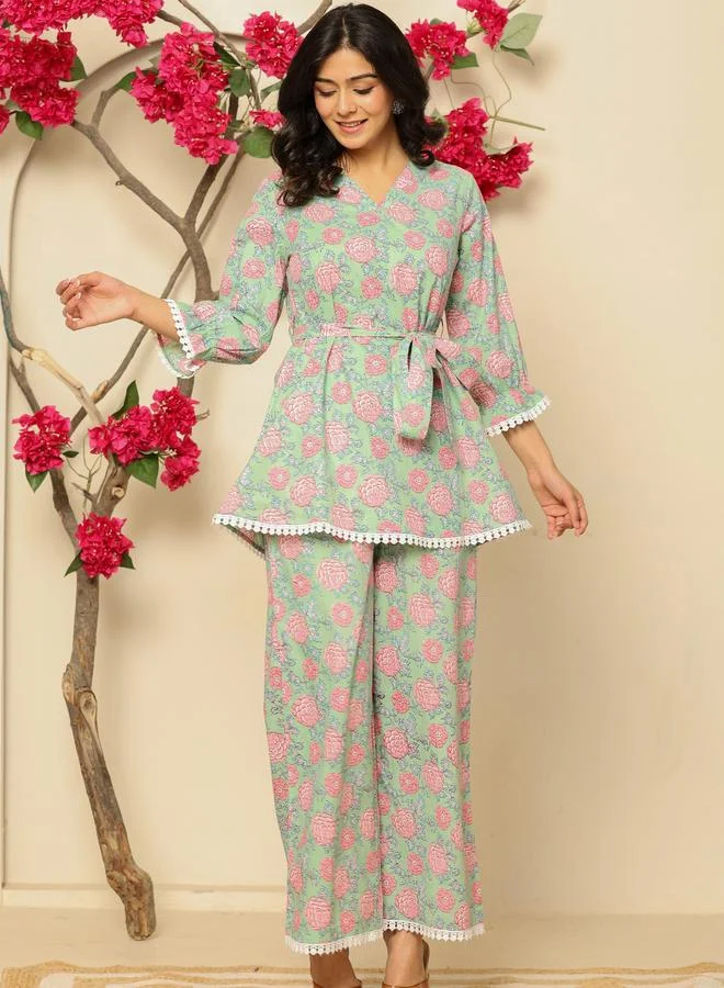 ملائم طقم قطن أخضر مطبوع بياقة على شكل حرف